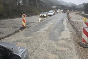 Kordić: Rupa do rupe na trasi bulevara, kilometarske kolone