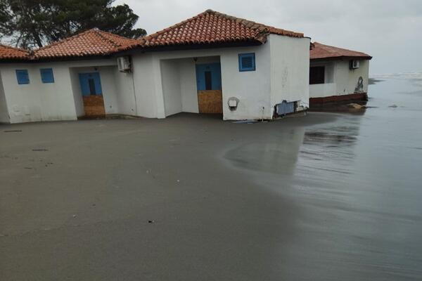 Администрация считает, что четыре здания на улице Ада Бояна находятся под серьезной угрозой...