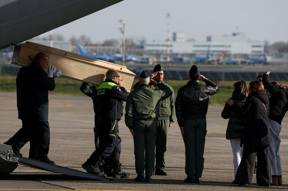 Kovčeg sa ostacima jedne od žrtava na aerodromu u Milanu, Foto: Rojters