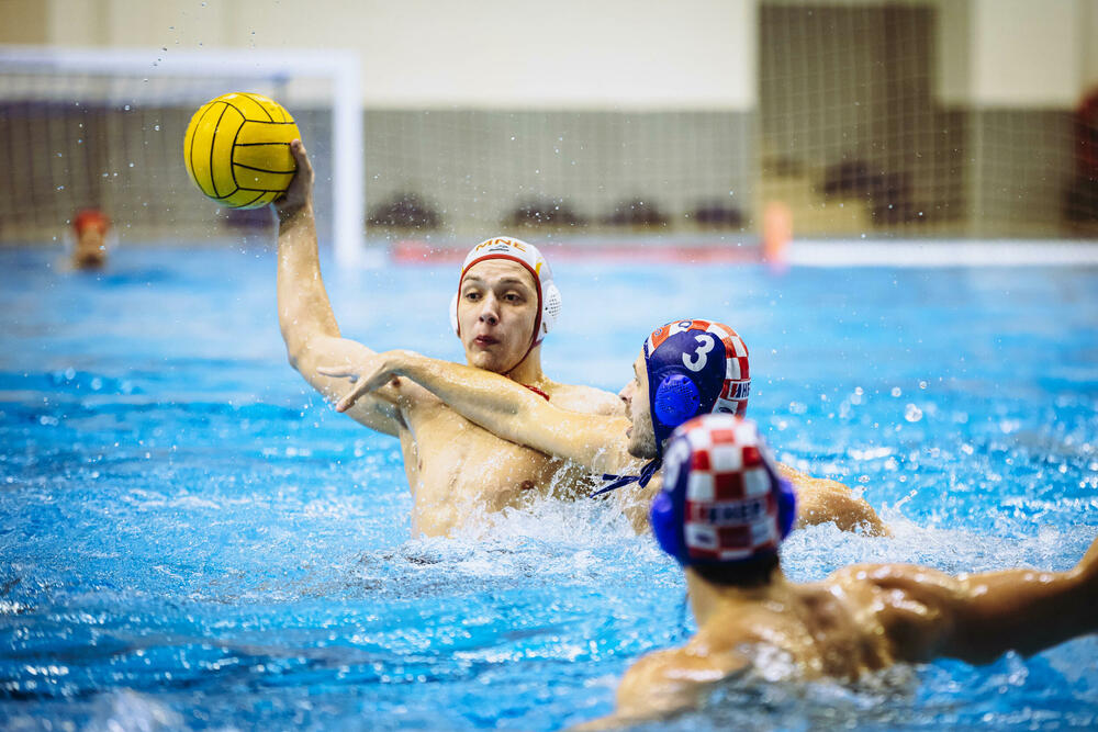 <p>Vaterpolisti Crne Gore poraženi od Hrvatske (12:11) u posljednjoj pripremnoj utakmici pred Evropsko prvenstvo</p>