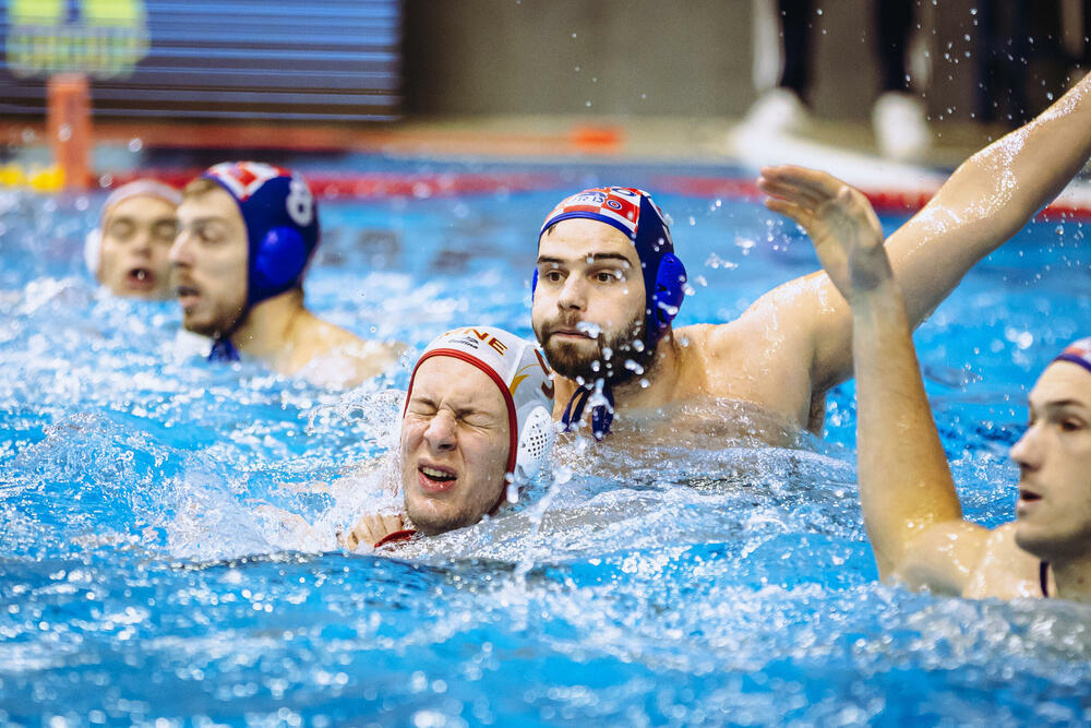 <p>Vaterpolisti Crne Gore poraženi od Hrvatske (12:11) u posljednjoj pripremnoj utakmici pred Evropsko prvenstvo</p>