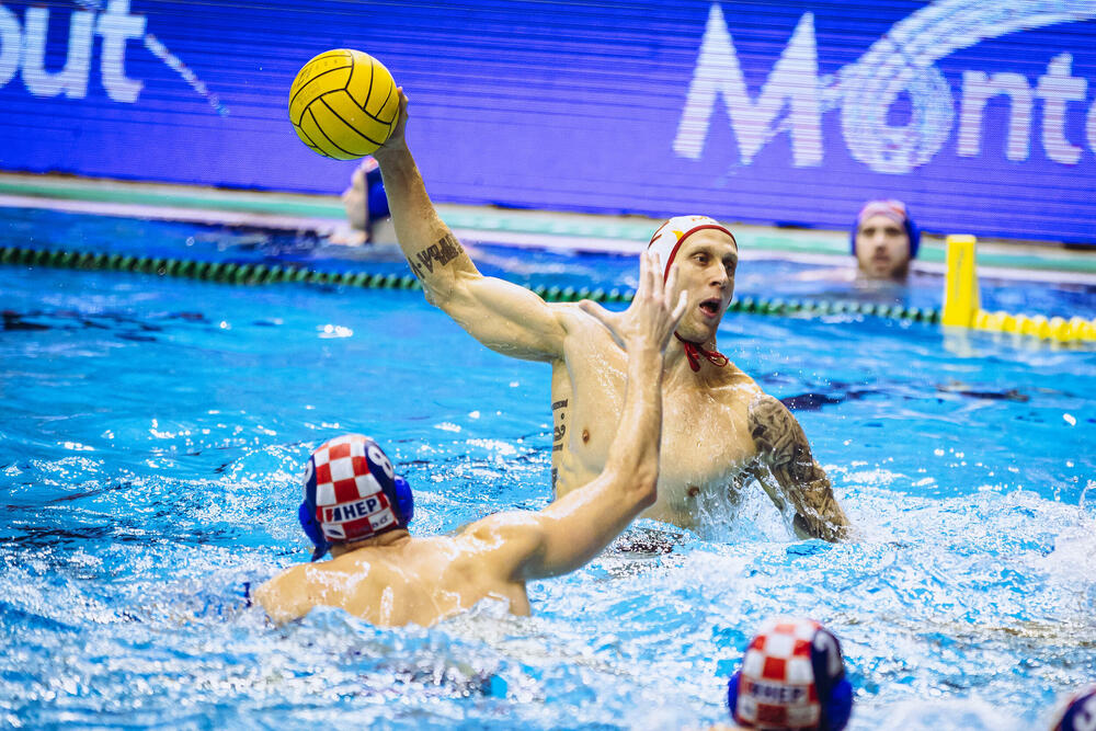 <p>Vaterpolisti Crne Gore poraženi od Hrvatske (12:11) u posljednjoj pripremnoj utakmici pred Evropsko prvenstvo</p>