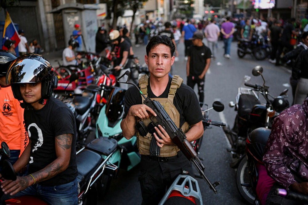 Pripadnik milicije 'Colectivos' na maršu u Karakasu sa kojeg je pozvano na Madurovo oslobađanje