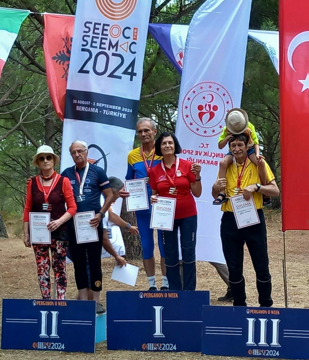 Na pobjedničkom postolju na Prvenstvu JI Evrope u orijentiringu u Bergami, 2024.