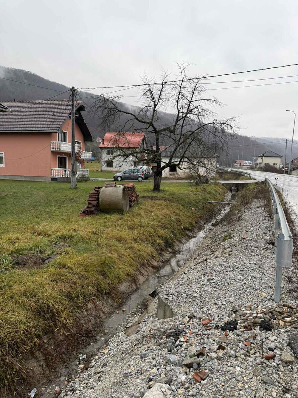 <p>Pripadnici Službe zaštite i spašavanja na više lokacija crpili vodu iz pomoćnih objekata, garaža i podruma</p>