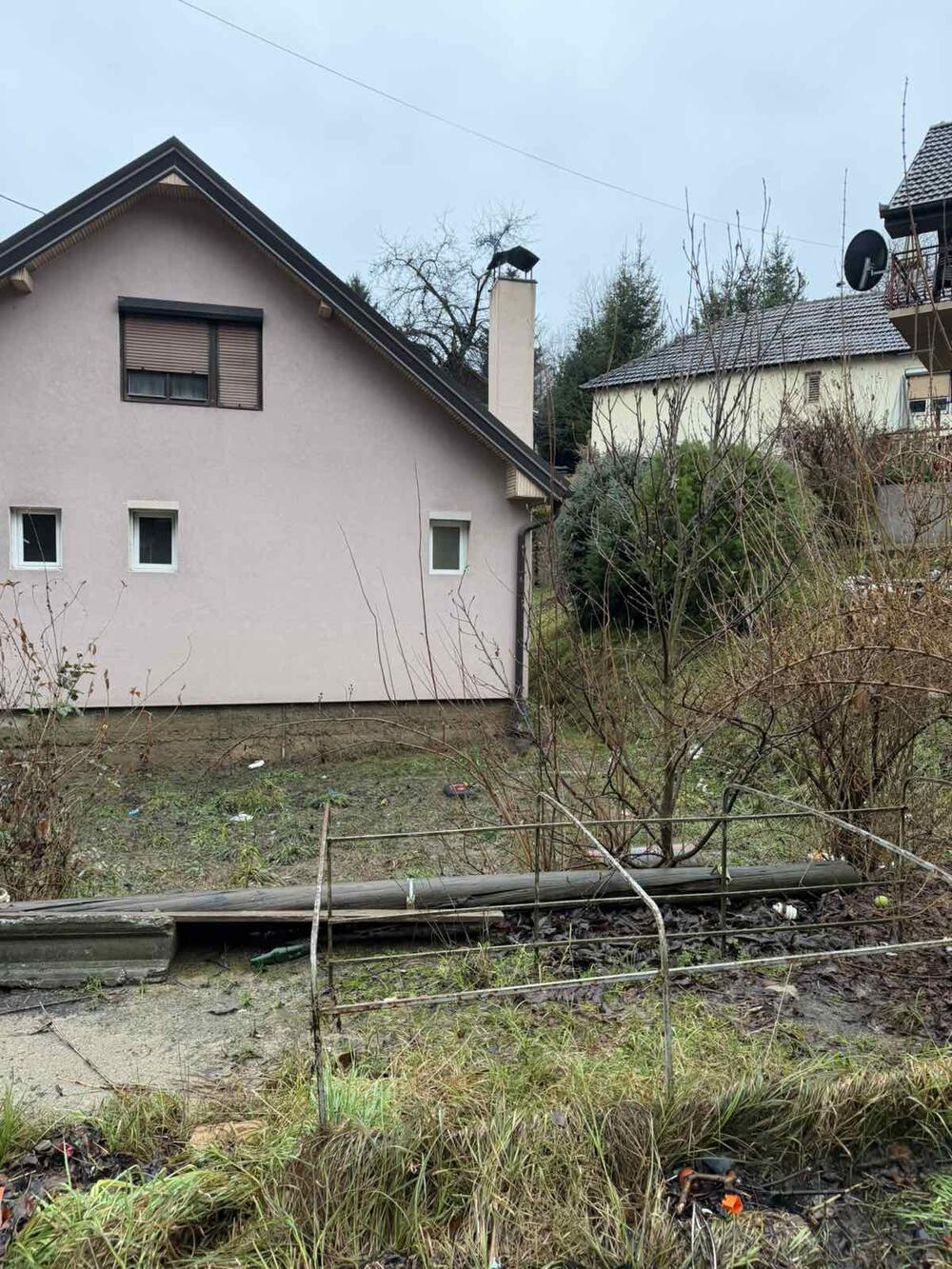 <p>Pripadnici Službe zaštite i spašavanja na više lokacija crpili vodu iz pomoćnih objekata, garaža i podruma</p>