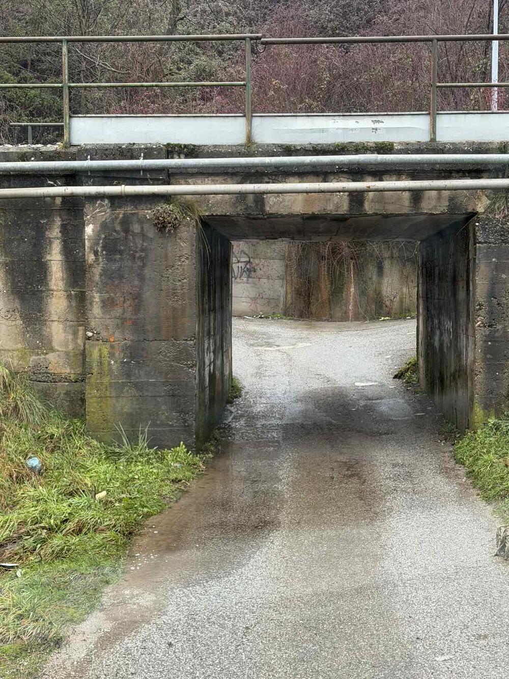 <p>Pripadnici Službe zaštite i spašavanja na više lokacija crpili vodu iz pomoćnih objekata, garaža i podruma</p>