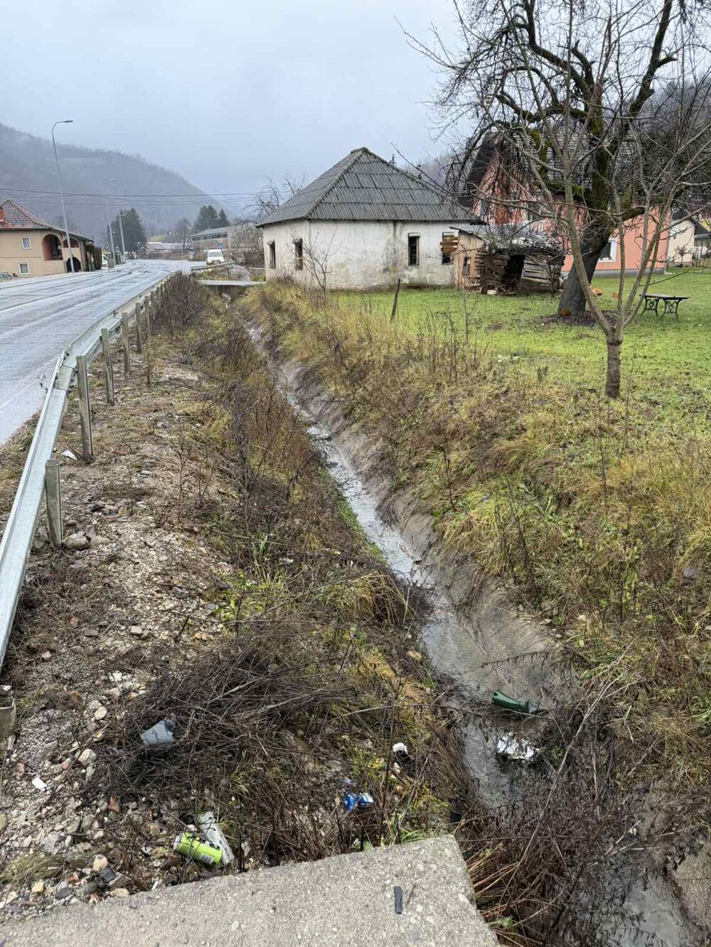 <p>Pripadnici Službe zaštite i spašavanja na više lokacija crpili vodu iz pomoćnih objekata, garaža i podruma</p>