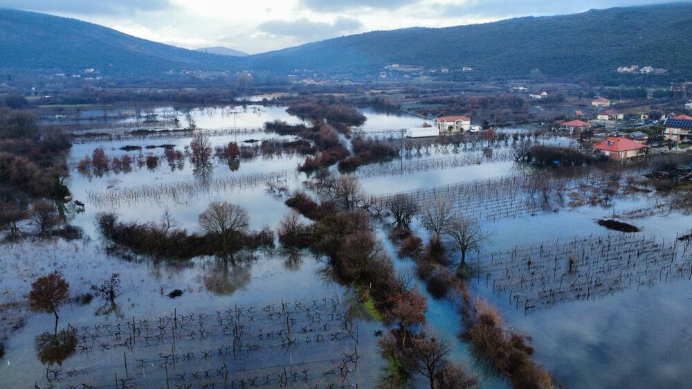 <p>Ima ugroženih kuća, voda je ušla u podrume i ostave, kao i u par kuća</p>