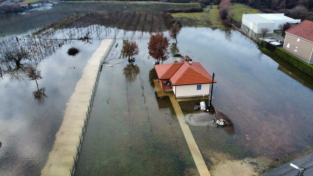 <p>Ima ugroženih kuća, voda je ušla u podrume i ostave, kao i u par kuća</p>