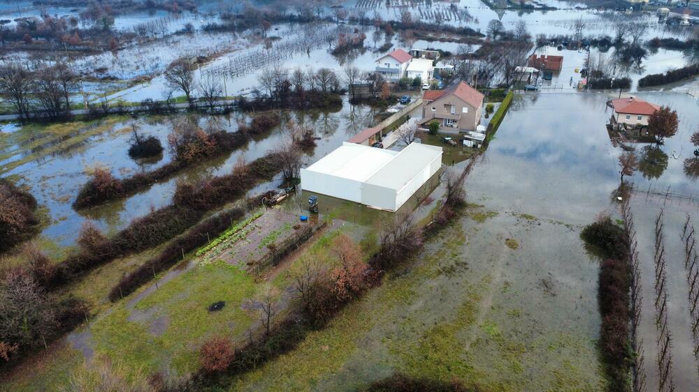 <p>Ima ugroženih kuća, voda je ušla u podrume i ostave, kao i u par kuća</p>