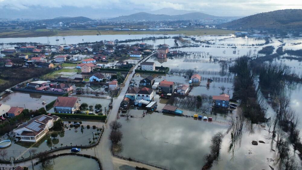 <p>Ima ugroženih kuća, voda je ušla u podrume i ostave, kao i u par kuća</p>