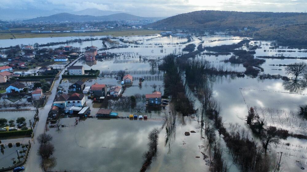 <p>Ima ugroženih kuća, voda je ušla u podrume i ostave, kao i u par kuća</p>