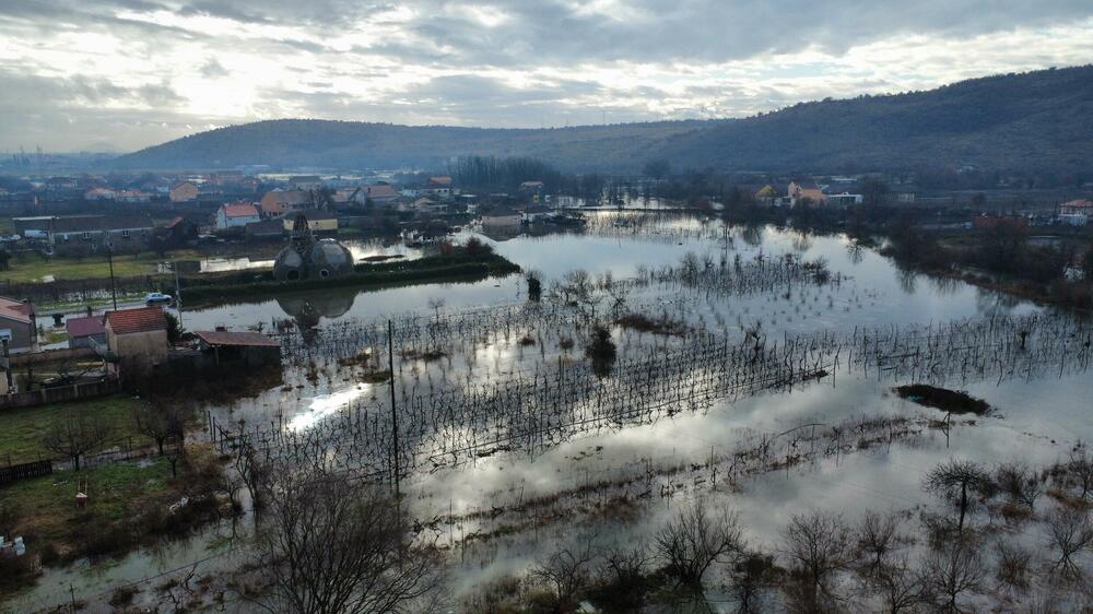 <p>Ima ugroženih kuća, voda je ušla u podrume i ostave, kao i u par kuća</p>