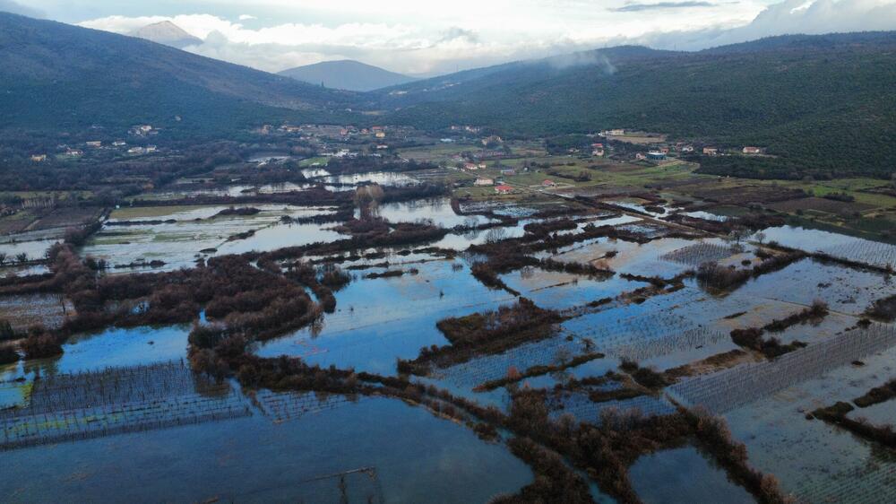 <p>Ima ugroženih kuća, voda je ušla u podrume i ostave, kao i u par kuća</p>