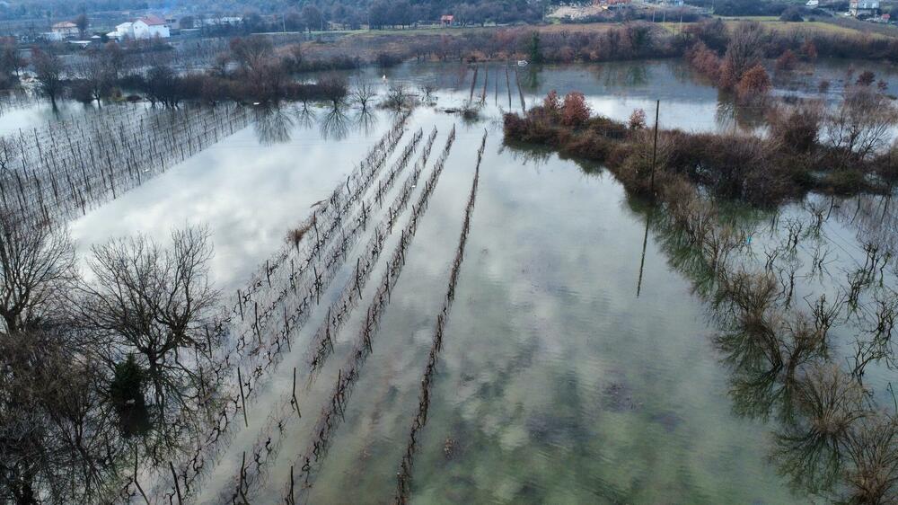 <p>Ima ugroženih kuća, voda je ušla u podrume i ostave, kao i u par kuća</p>