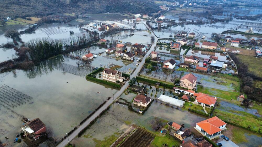 <p>Ima ugroženih kuća, voda je ušla u podrume i ostave, kao i u par kuća</p>