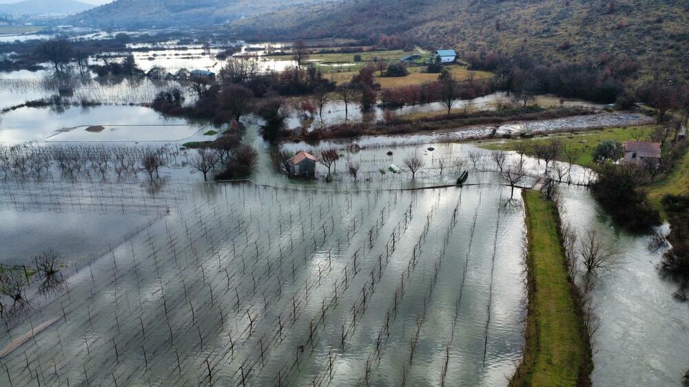 <p>Ima ugroženih kuća, voda je ušla u podrume i ostave, kao i u par kuća</p>