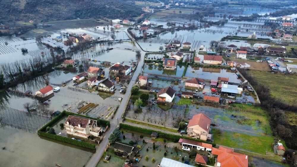 <p>Ima ugroženih kuća, voda je ušla u podrume i ostave, kao i u par kuća</p>