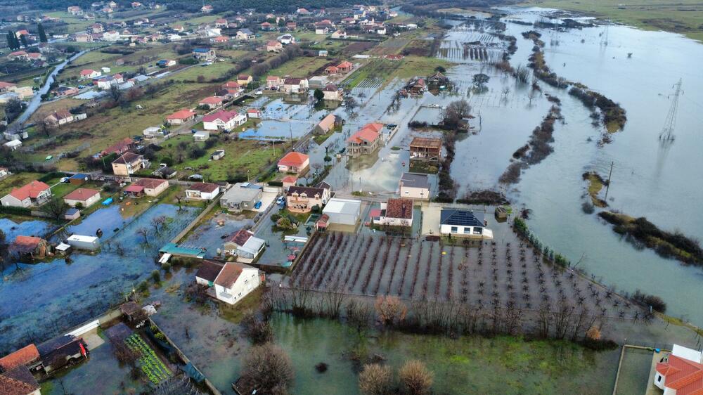 <p>Ima ugroženih kuća, voda je ušla u podrume i ostave, kao i u par kuća</p>