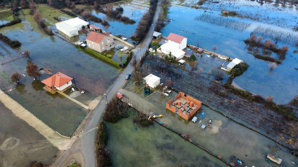 <p>Ima ugroženih kuća, voda je ušla u podrume i ostave, kao i u par kuća</p>