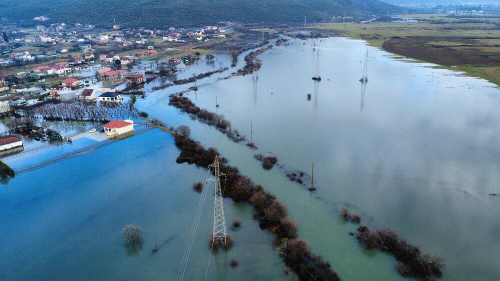 <p>Ima ugroženih kuća, voda je ušla u podrume i ostave, kao i u par kuća</p>