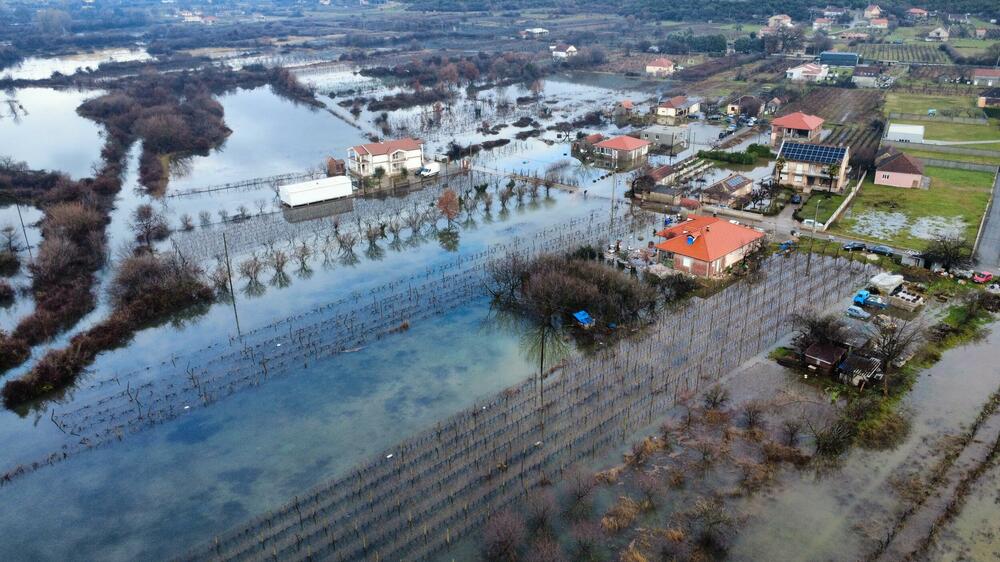 <p>Ima ugroženih kuća, voda je ušla u podrume i ostave, kao i u par kuća</p>