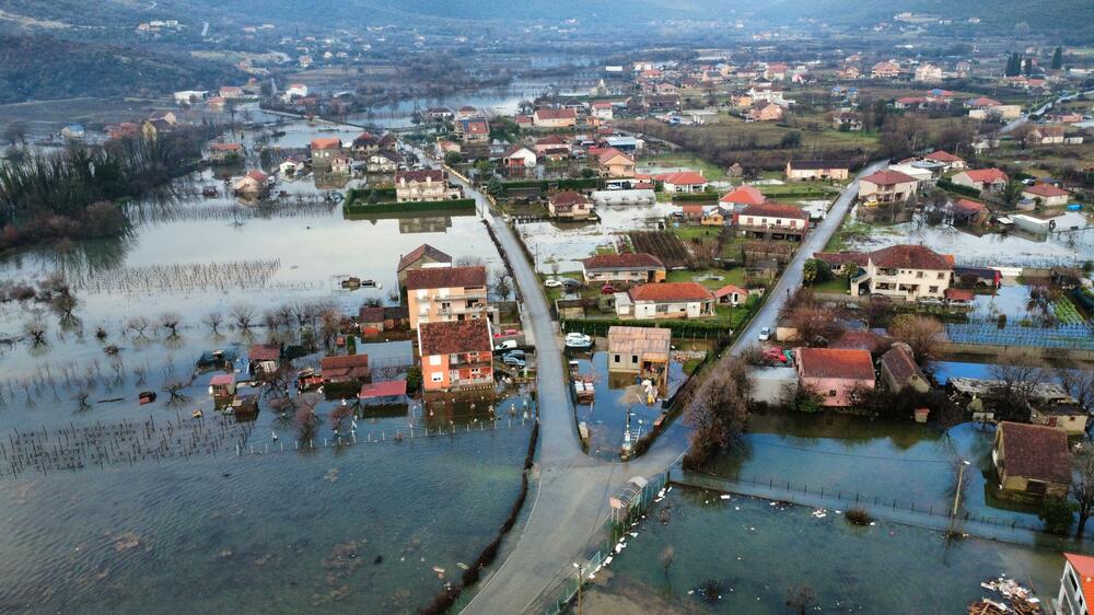 <p>Ima ugroženih kuća, voda je ušla u podrume i ostave, kao i u par kuća</p>