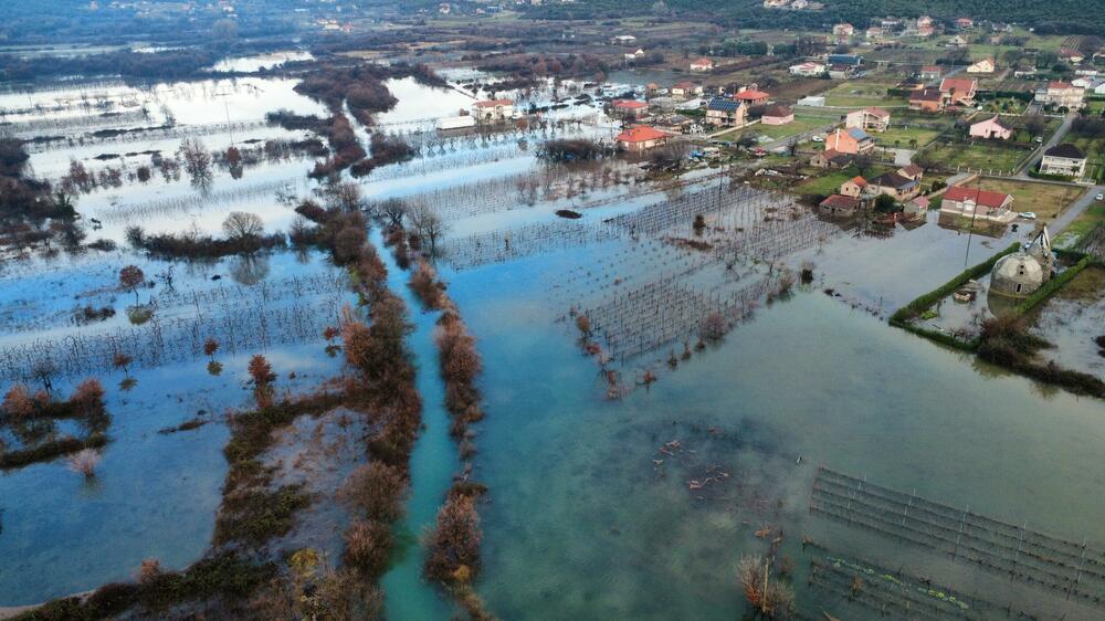 <p>Ima ugroženih kuća, voda je ušla u podrume i ostave, kao i u par kuća</p>