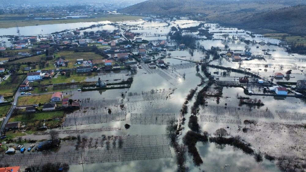 <p>Ima ugroženih kuća, voda je ušla u podrume i ostave, kao i u par kuća</p>