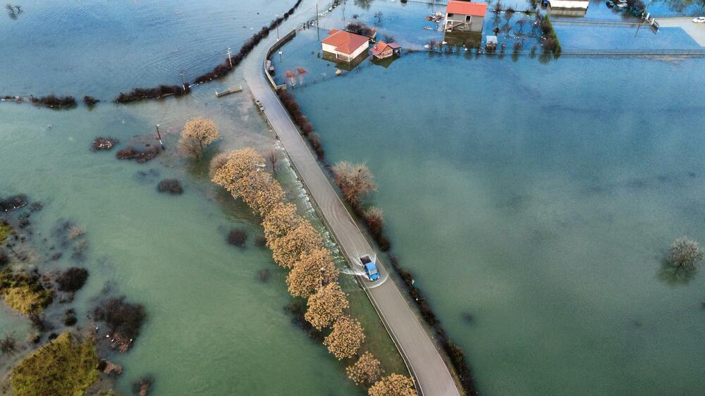 <p>Ima ugroženih kuća, voda je ušla u podrume i ostave, kao i u par kuća</p>