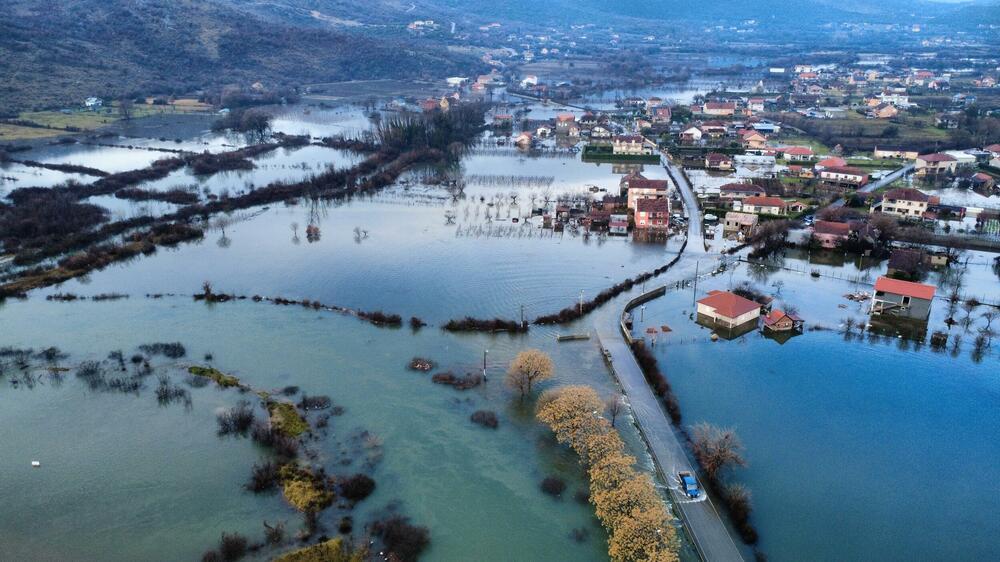 <p>Ima ugroženih kuća, voda je ušla u podrume i ostave, kao i u par kuća</p>