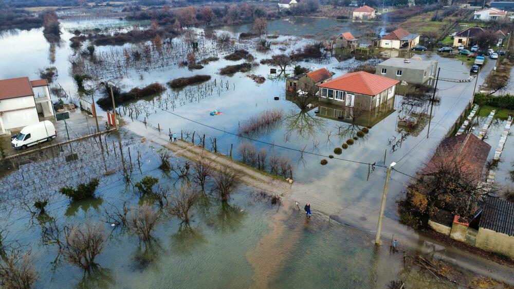 <p>Ima ugroženih kuća, voda je ušla u podrume i ostave, kao i u par kuća</p>