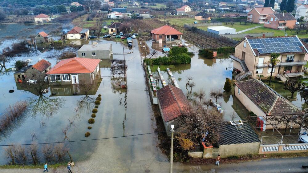 <p>Ima ugroženih kuća, voda je ušla u podrume i ostave, kao i u par kuća</p>