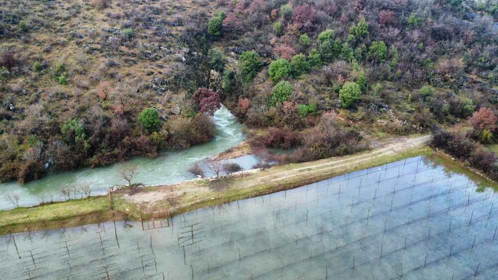 <p>Ima ugroženih kuća, voda je ušla u podrume i ostave, kao i u par kuća</p>