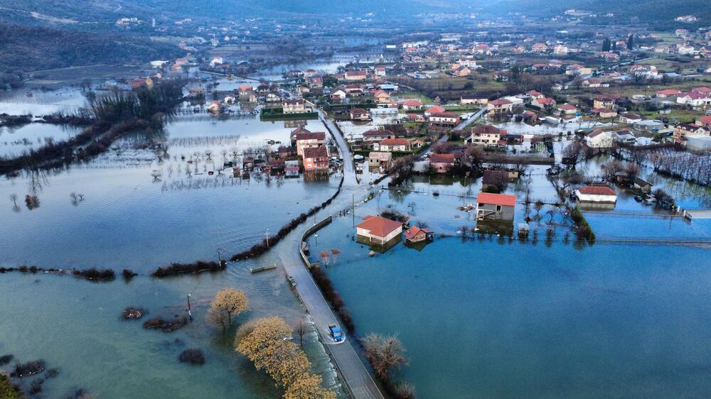 <p>Ima ugroženih kuća, voda je ušla u podrume i ostave, kao i u par kuća</p>