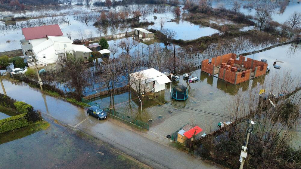 <p>Ima ugroženih kuća, voda je ušla u podrume i ostave, kao i u par kuća</p>