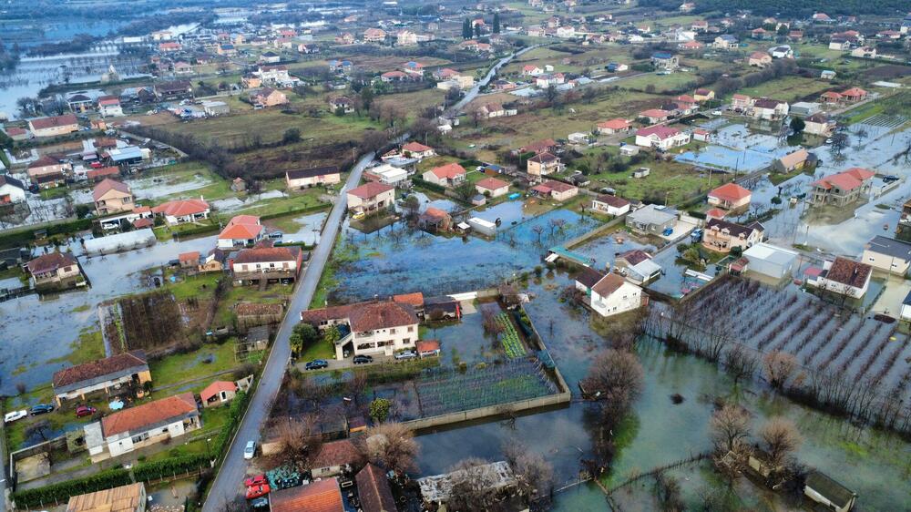 <p>Ima ugroženih kuća, voda je ušla u podrume i ostave, kao i u par kuća</p>