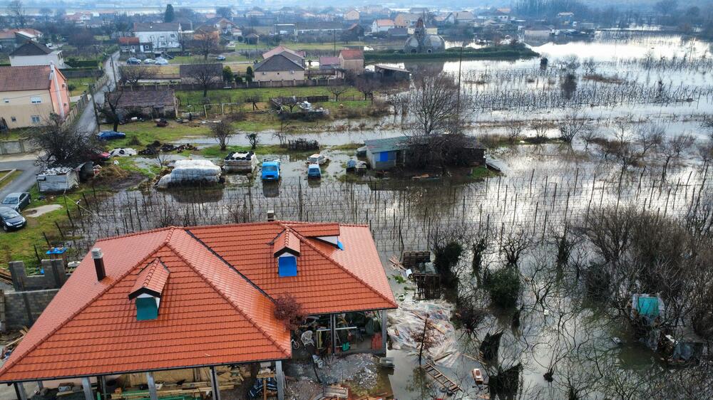 <p>Ima ugroženih kuća, voda je ušla u podrume i ostave, kao i u par kuća</p>