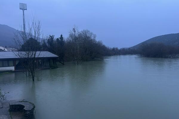 Danilovgrad'da tahliyeler devam ediyor, yaklaşık 30 ev sular altında kaldı ve...
