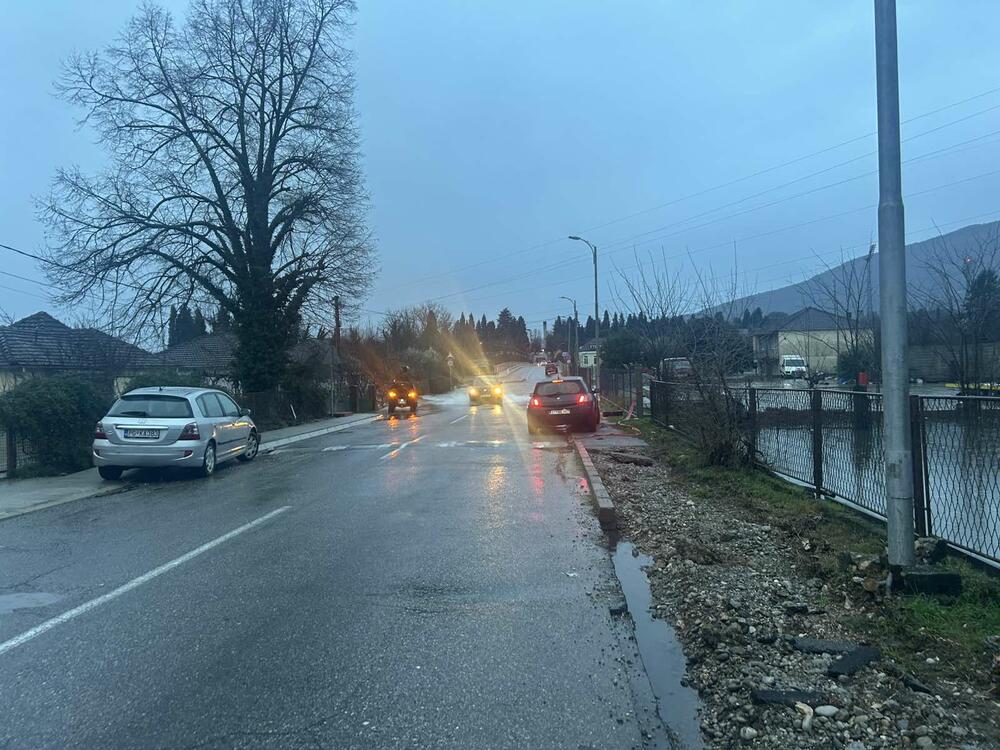 <p>Vodostaj rijeke Zete jutros je dodatno porastao, a voda se još nije povukla sa kritičnih područja</p>