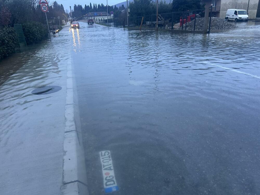 <p>Vodostaj rijeke Zete jutros je dodatno porastao, a voda se još nije povukla sa kritičnih područja</p>