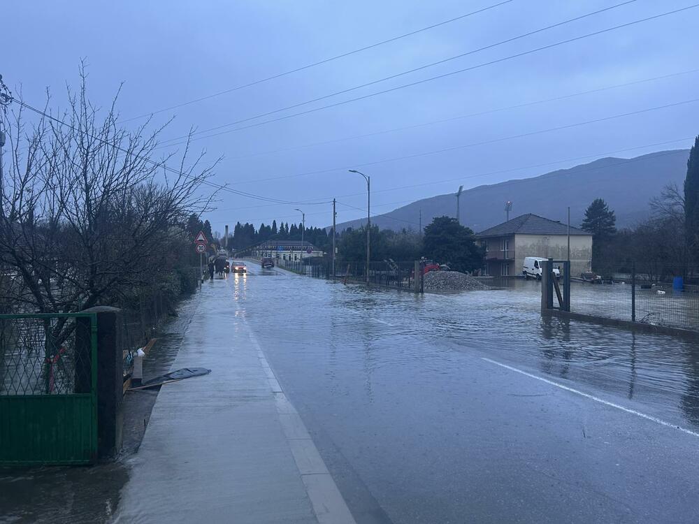 <p>Vodostaj rijeke Zete jutros je dodatno porastao, a voda se još nije povukla sa kritičnih područja</p>