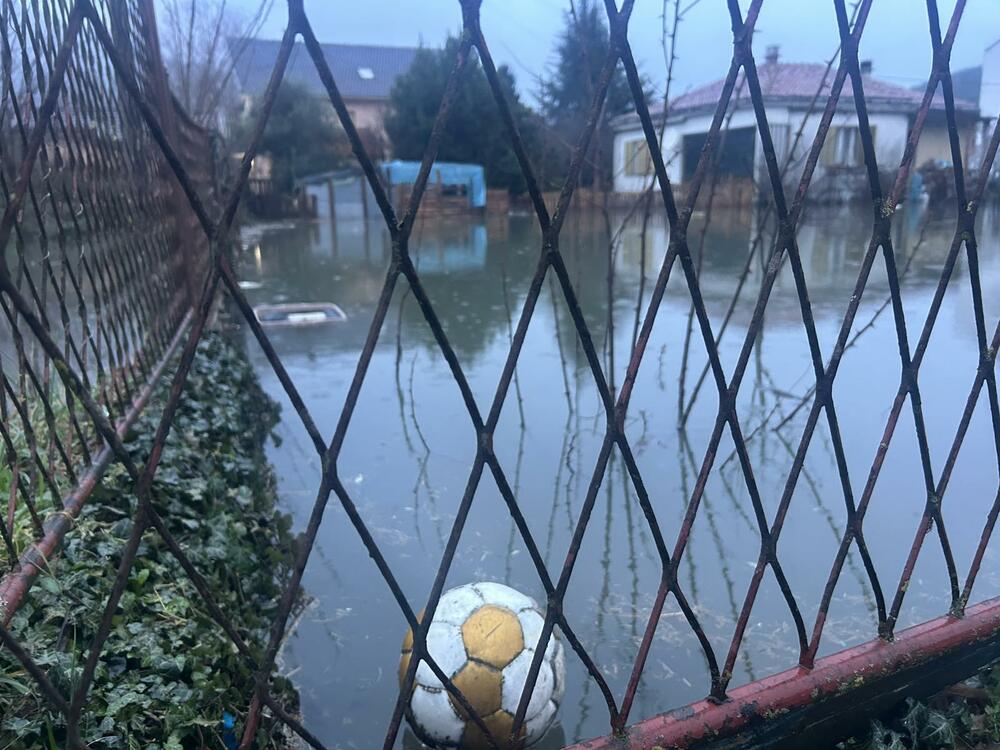 <p>Vodostaj rijeke Zete jutros je dodatno porastao, a voda se još nije povukla sa kritičnih područja</p>