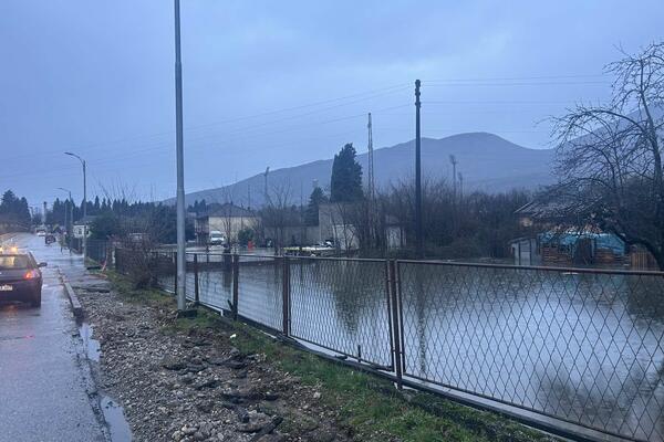 Метеорологи сообщают, что уровень воды в реках незначительно снижается или стагнирует...