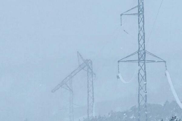 Сломанный столб на линии электропередачи в Жабляке, нет электричества.