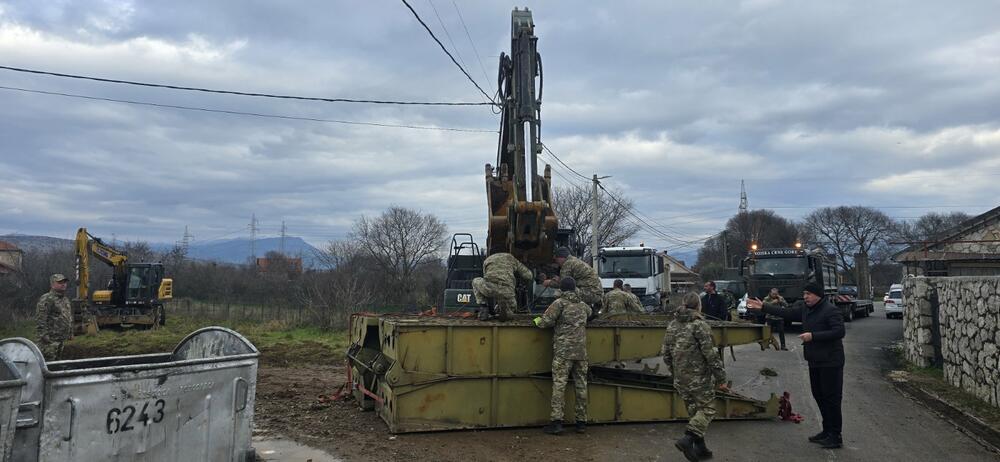 <p>Sa mještanima dogovoreno da se napravi privremeni most preko rijeke Mareze</p>