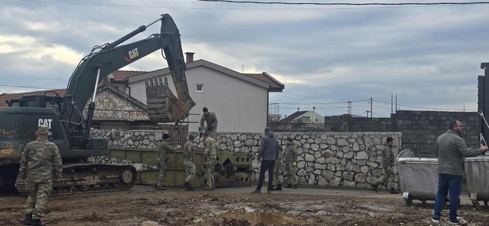 <p>Sa mještanima dogovoreno da se napravi privremeni most preko rijeke Mareze</p>