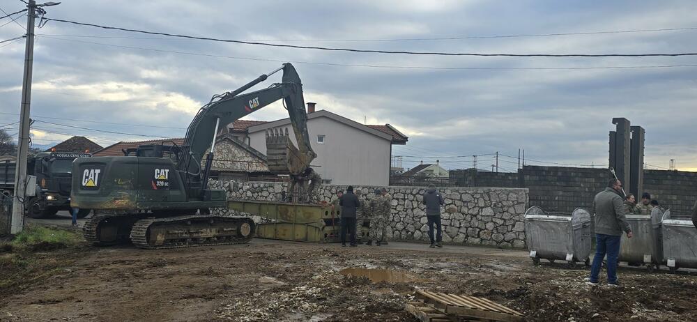 <p>Sa mještanima dogovoreno da se napravi privremeni most preko rijeke Mareze</p>