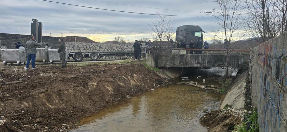 <p>Sa mještanima dogovoreno da se napravi privremeni most preko rijeke Mareze</p>